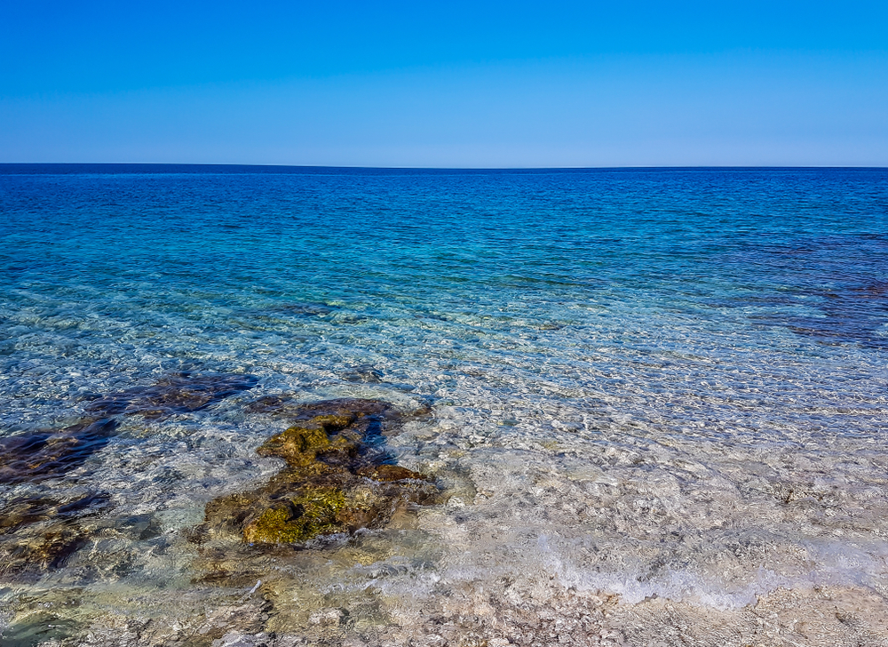 Flaches Wasser am Strand Amarin