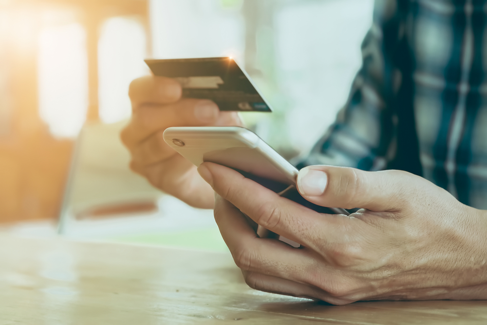 Smartphone und Kreditkarte